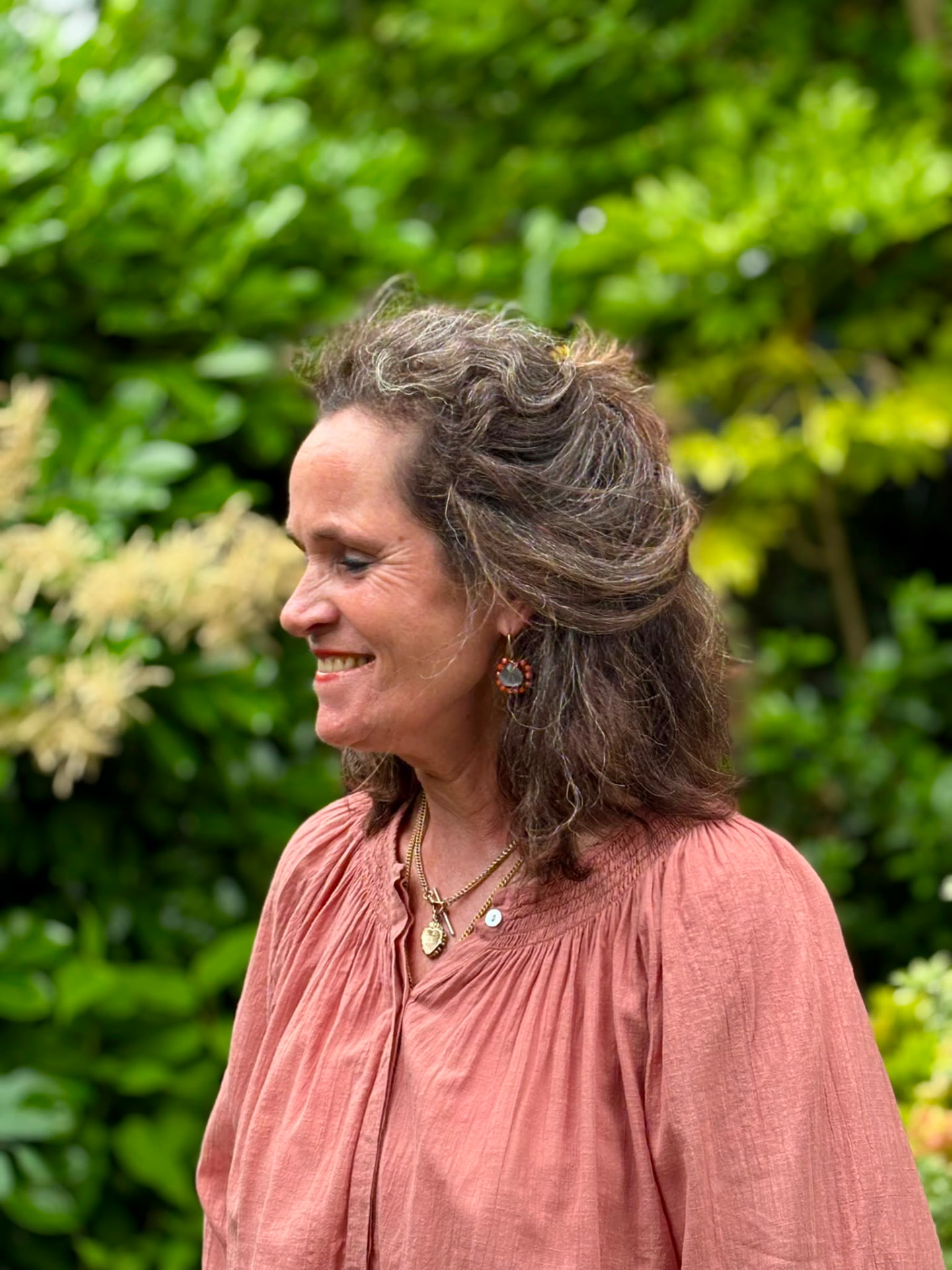 Maaike Klinkhamer buiten in het groen